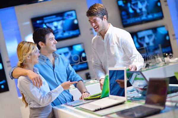 人們在消費電子產品商店購買